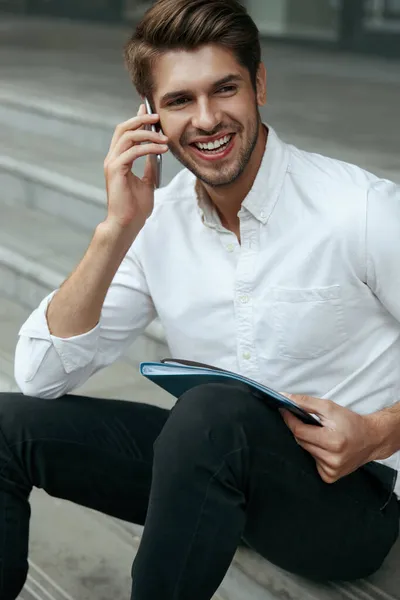 Європейський Бізнесмен Сидить Сходах Розмовляє Мобільному Телефону Молодий Чоловік Тримає — стокове фото