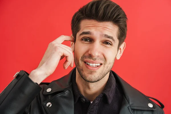 Jovem Homem Sem Barba Usando Jaqueta Couro Franzindo Testa Para — Fotografia de Stock