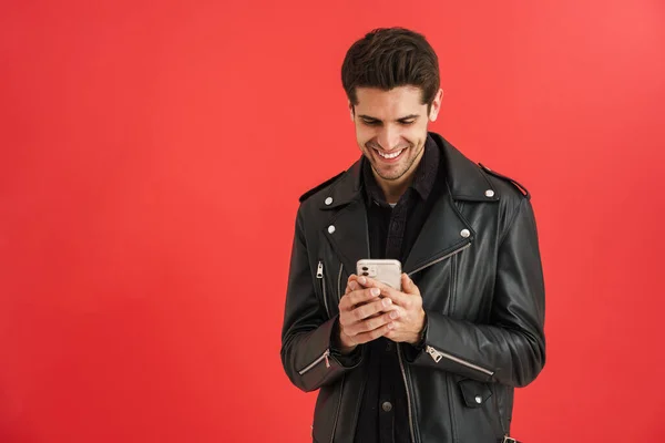 Joven Hombre Sin Afeitar Sonriendo Mientras Utiliza Teléfono Móvil Aislado —  Fotos de Stock