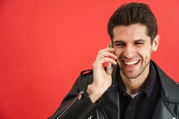 Sorrindo Jovem Branco Barbudo Morena Homem Jaqueta Couro Falando Telefone — Fotografia de Stock