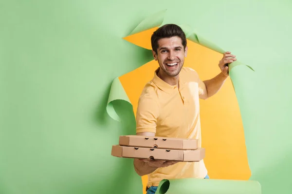 Junger Unrasierter Mann Lächelt Während Mit Pizzakartons Loch Grünen Hintergrund — Stockfoto