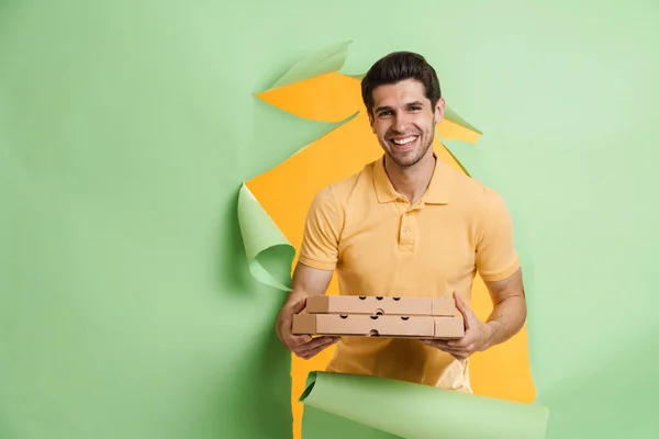 Junger Unrasierter Mann Lächelt Während Mit Pizzakartons Loch Grünen Hintergrund — Stockfoto