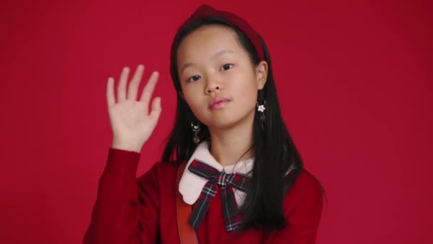 Sebevědomé Malé Asijské Dívka Pózování Kameru Červeném Studiu — Stock video