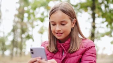 Rüyamda küçük bir kız parkta telefonla mesajlaşıyor.