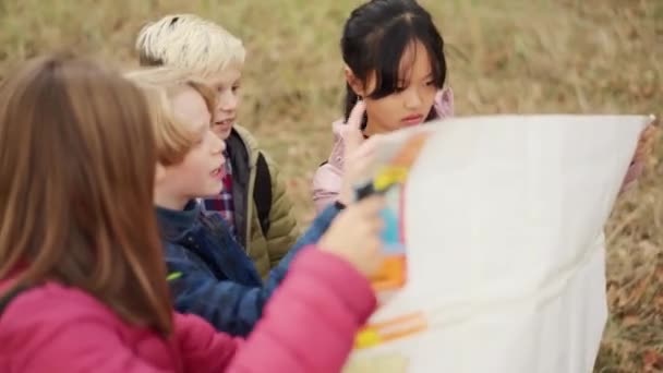 Grupo Multinacional Positivo Niños Mirando Mapa Parque — Vídeo de stock