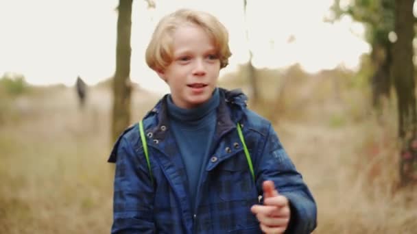 Petit Homme Positif Parlant Quelque Chose Ses Amis Dans Parc — Video