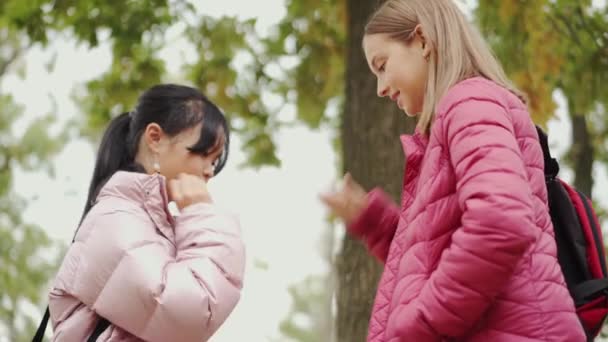 Duas Garotinhas Positivas Jogando Jogo Rock Paper Scissors Parque — Vídeo de Stock