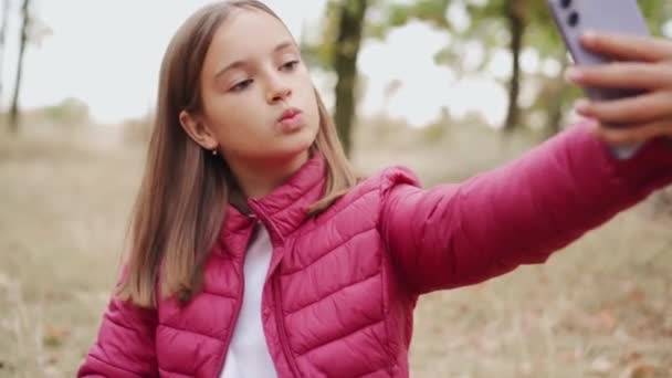 Pozitivní Holčička Dělat Selfie Telefonu Parku — Stock video