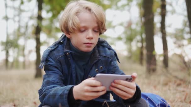 Schwerer Kleiner Junge Schaut Sich Video Telefon Und Schaut Sich — Stockvideo