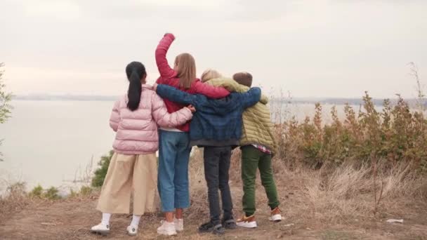 跨国儿童团体在户外观看海景和拥抱的背影 — 图库视频影像