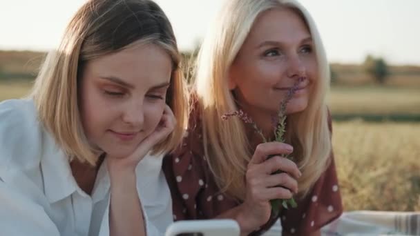 Vista Cerca Las Mujeres Soñando Mirando Teléfono Mientras Están Acostadas — Vídeos de Stock