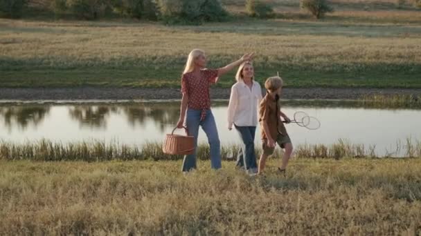 Familia Feliz Caminando Picnic Cerca Del Río — Vídeo de stock