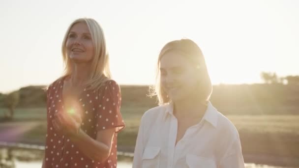 Mulheres Bonitas Indo Para Piquenique Pôr Sol — Vídeo de Stock