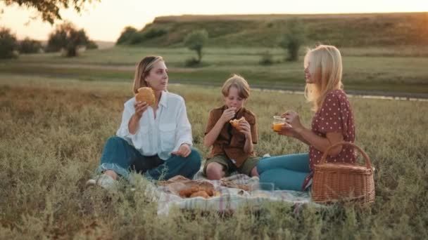 Pozitif Aile Gün Batımında Piknikte Yemek Yiyor — Stok video