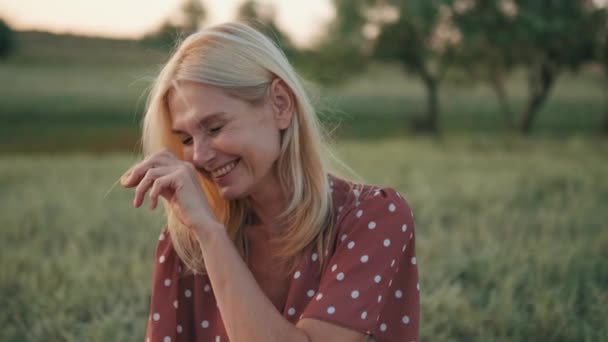 Laughing Blond Middle Aged Woman Holding Cookie Picnic — Stock Video