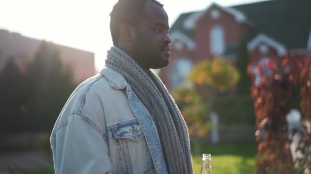 Lächelnder Afrikaner Stößt Beim Picknick Mit Seinen Freunden — Stockvideo