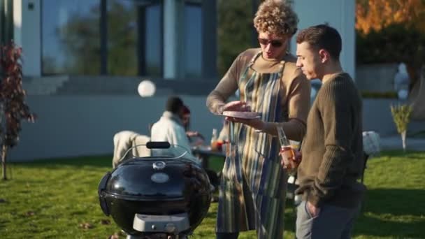 两个英俊的男人在野餐时准备烤香肠 — 图库视频影像
