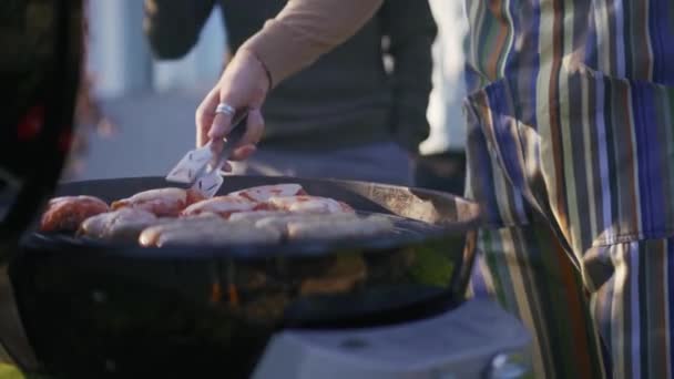 Detailní Pohled Mužské Ruce Vařící Maso Grilu Venku — Stock video