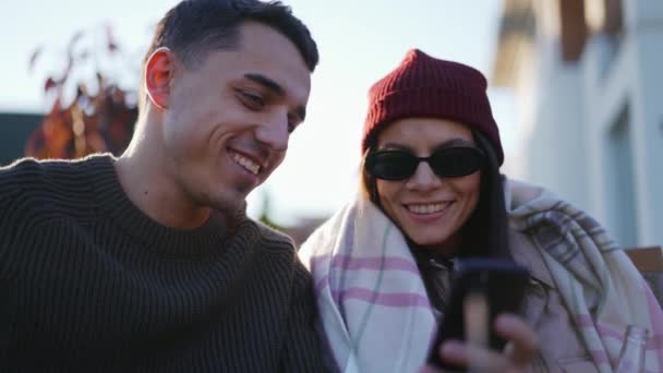 Homem Mulher Positivos Conversando Olhando Para Telefone Piquenique — Vídeo de Stock