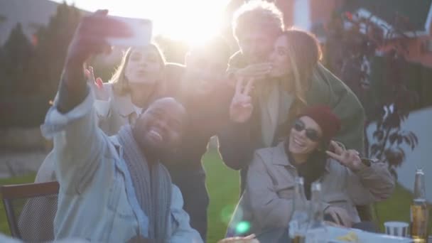 Sonriendo Amigos Multinacionales Tomando Selfie Teléfono Aire Libre — Vídeo de stock