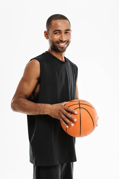 Joven Deportista Negro Sonriendo Cámara Mientras Posa Con Baloncesto Aislado — Foto de Stock