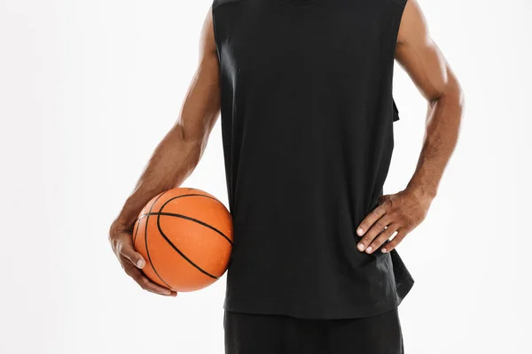 Basketbolla Poz Veren Genç Siyah Sporcu Beyaz Arka Planda Izole — Stok fotoğraf
