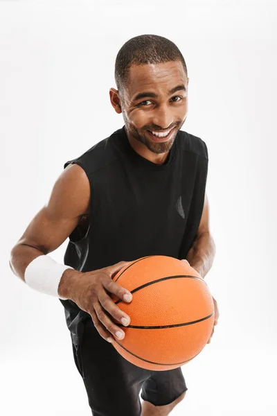 Joven Deportista Negro Sonriendo Cámara Mientras Posa Con Baloncesto Aislado — Foto de Stock