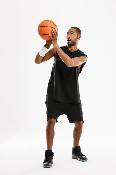 선수가 배경을 가지고 운동을 하면서 농구를 — 스톡 사진