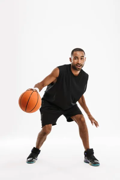 Joven Deportista Negro Jugando Baloncesto Mientras Hace Ejercicio Aislado Sobre — Foto de Stock