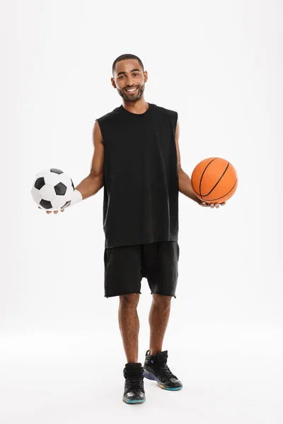 Joven Deportista Negro Sonriendo Mientras Posa Baloncesto Fútbol Aislado Sobre — Foto de Stock