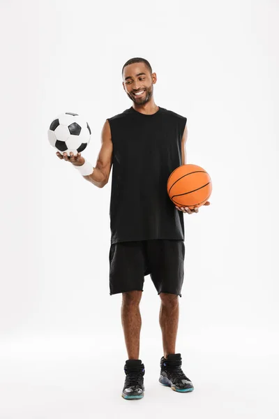 Joven Deportista Negro Sonriendo Mientras Posa Baloncesto Fútbol Aislado Sobre — Foto de Stock