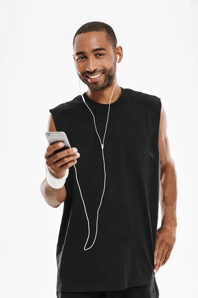 Joven Deportista Negro Escuchando Música Con Teléfono Celular Auriculares Aislados — Foto de Stock