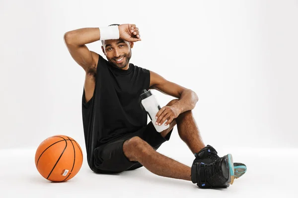 Feliz Africano Joven Jugador Baloncesto Sentado Reasting Celebración Botella Agua —  Fotos de Stock