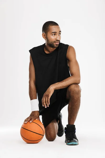 Jovem Desportista Preto Olhando Para Lado Enquanto Posando Com Basquete — Fotografia de Stock