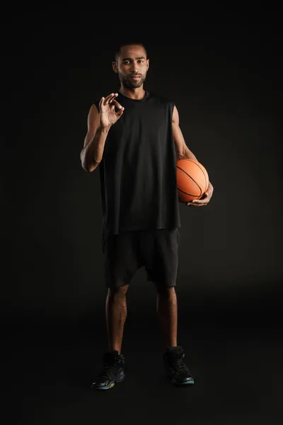 Gestur Olahragawan Muda Saat Berpose Dengan Basket Terisolasi Atas Latar — Stok Foto