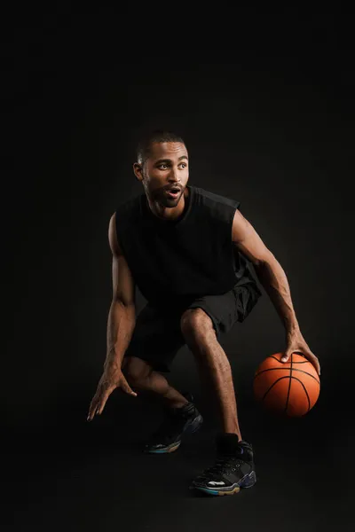 Jovem Desportista Cerda Jogando Basquete Enquanto Trabalhava Isolado Sobre Fundo — Fotografia de Stock