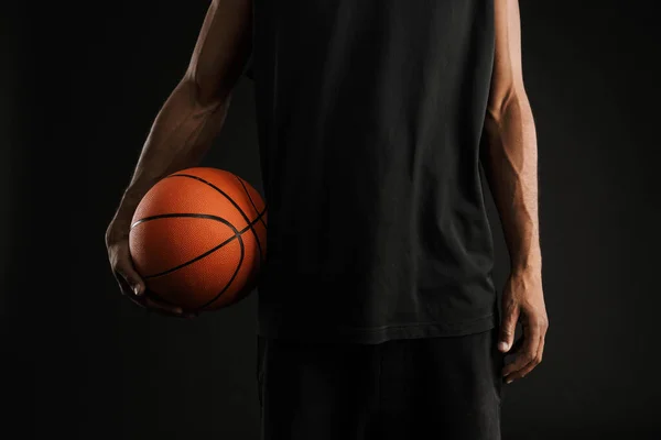 Молодой Спортсмен Позирует Баскетболом Черном Фоне — стоковое фото