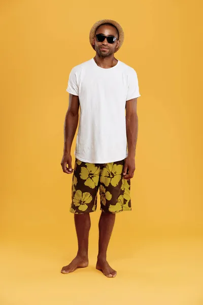 Vista Frontal Del Apuesto Joven Negro Tipo Usa Camiseta Bañador —  Fotos de Stock