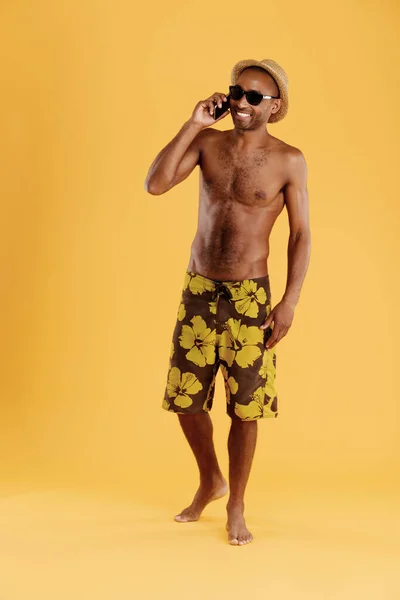 Joven Hombre Negro Guapo Sonriente Hablando Por Teléfono Móvil Tipo —  Fotos de Stock