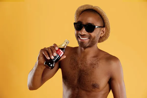 Joven Hombre Negro Guapo Sonriente Bebiendo Refresco Botella Tipo Usa —  Fotos de Stock