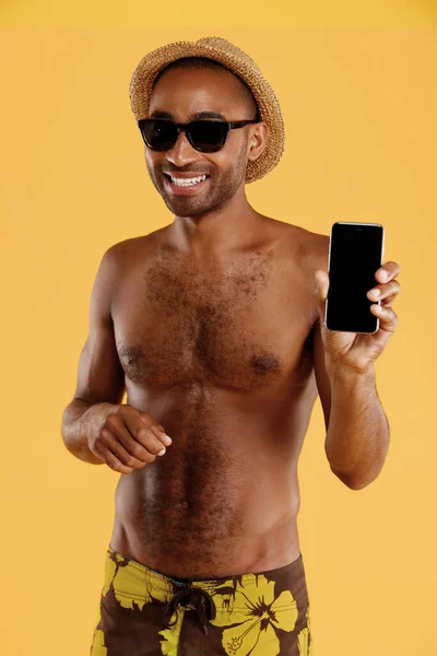 Joven Hombre Negro Guapo Sonriente Mostrando Teléfono Móvil Tipo Usa —  Fotos de Stock