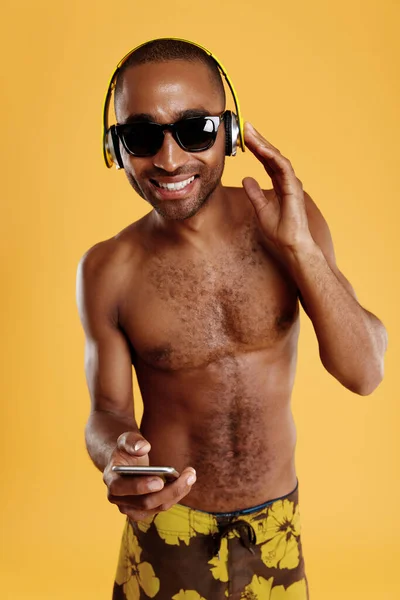 Молодой Улыбающийся Черный Мужчина Слушает Музыку Наушниках Мобильном Телефоне Парень — стоковое фото