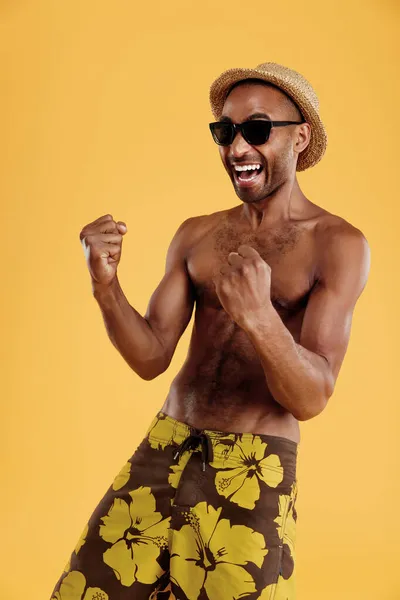 Junger Erfolgreicher Gut Aussehender Schwarzer Mann Feiert Kerl Trägt Badehose — Stockfoto