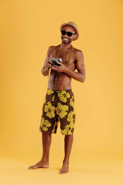 Jonge Tevreden Knappe Zwarte Man Met Oude Camera Hij Draagt — Stockfoto