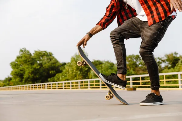 Joven Hombre Negro Que Usa Skate Corto Cuadros Estacionamiento Aire — Foto de Stock