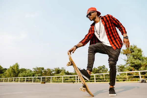 Jonge Zwarte Man Draagt Korte Skateboarden Parkeren Buiten — Stockfoto