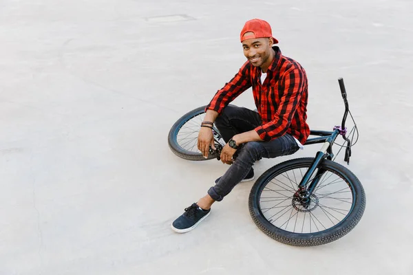 Sorridente Giovane Africano Abbigliamento Casual Seduto Con Bicicletta Fuori Una — Foto Stock