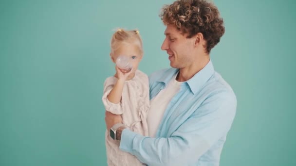 Pai Encantador Dizendo Algo Para Sua Filha Estúdio Azul — Vídeo de Stock