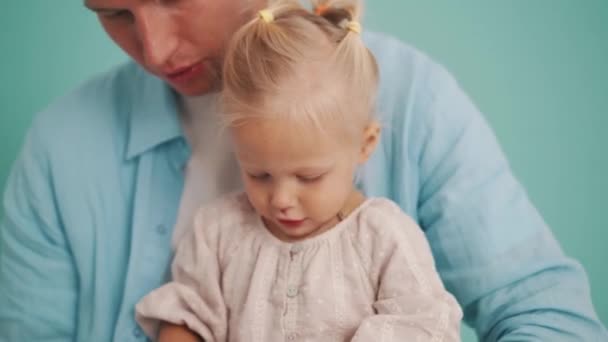 Padre Confiado Hablando Con Hija Estudio Azul — Vídeos de Stock