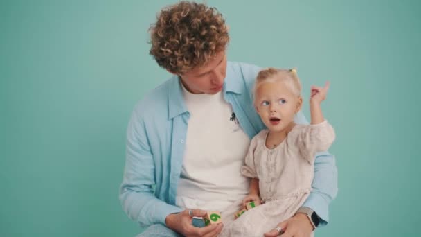 Konzentrierter Vater Und Tochter Sammeln Holzwürfel Blauen Atelier — Stockvideo